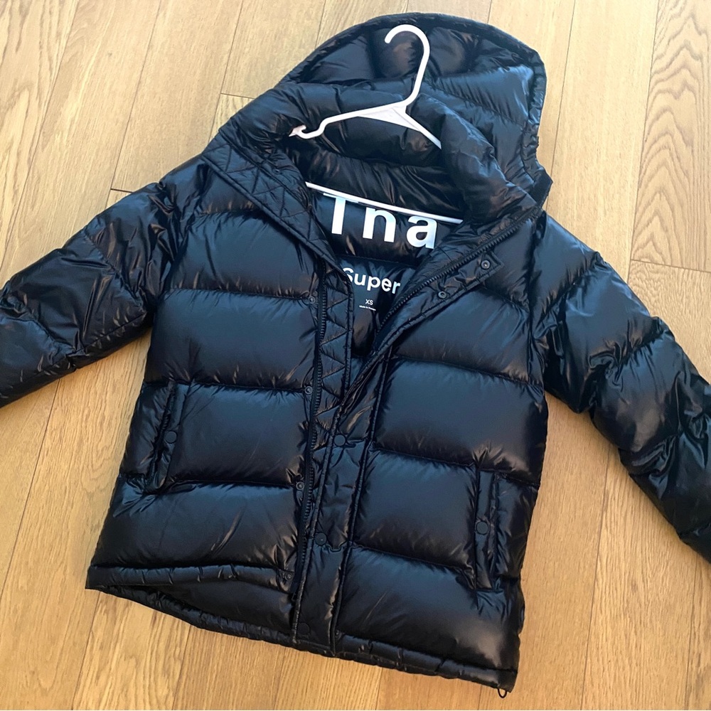 Aritzia TNA super puff black